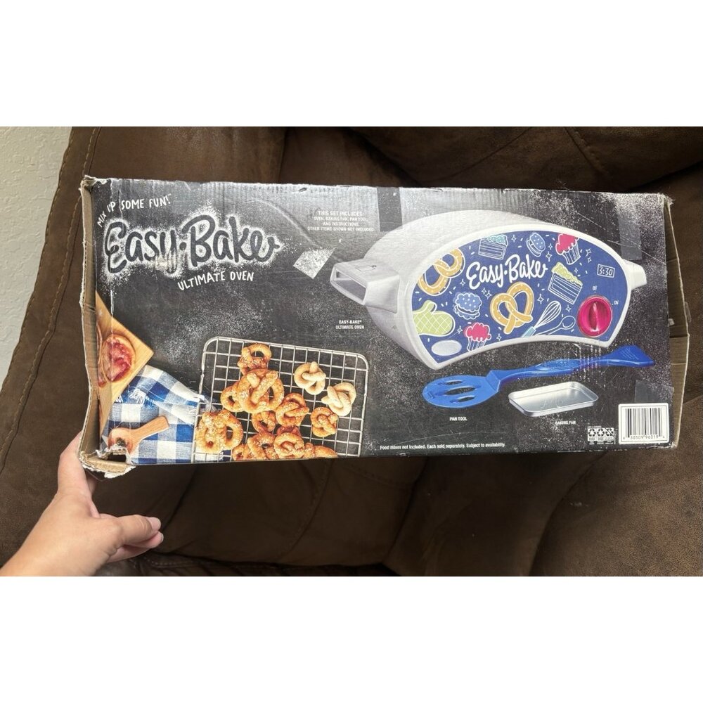 Hasbro Easy-Bake Ultimate Oven White Electric Toy Baking Set Model F0137 W/ Box - Picture 4 of 5
